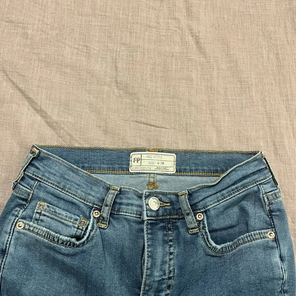Free People Busted Knee Distressed Straight Leg Jeans Size 24 Great Condittion